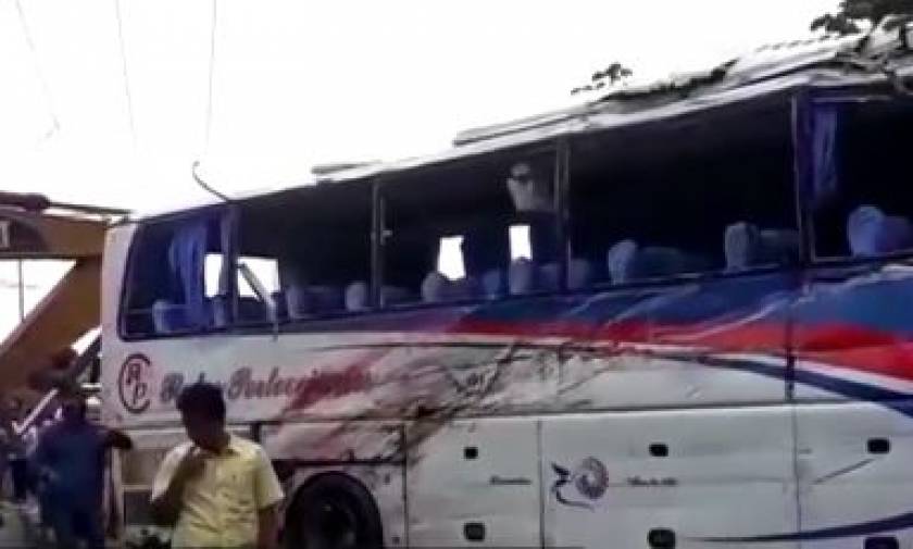 Δώδεκα νεκροί από ανατροπή λεωφορείου στον Ισημερινό (vid)