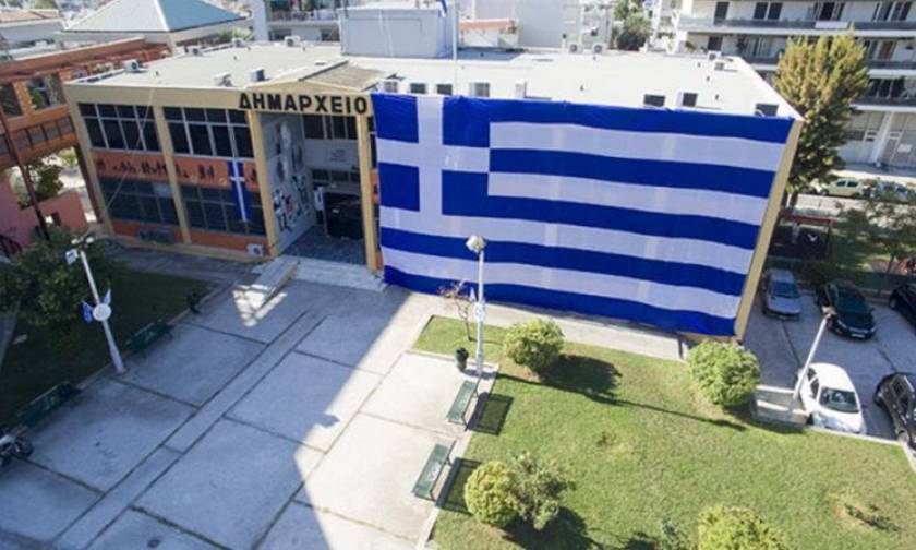 Η γαλανόλευκη σημαία «σκέπασε» το Δημαρχείο Ελληνικού - Αργυρούπολης (video)