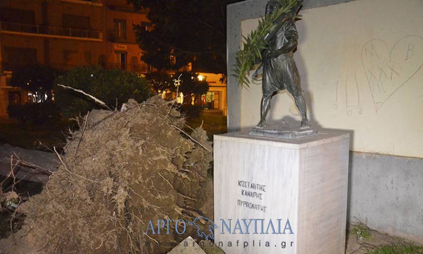 Οι θυελλώδεις άνεμοι σάρωσαν το Ναύπλιο – Ξεριζώθηκαν δέντρα, έσπασαν τζαμαρίες και τραπέζια
