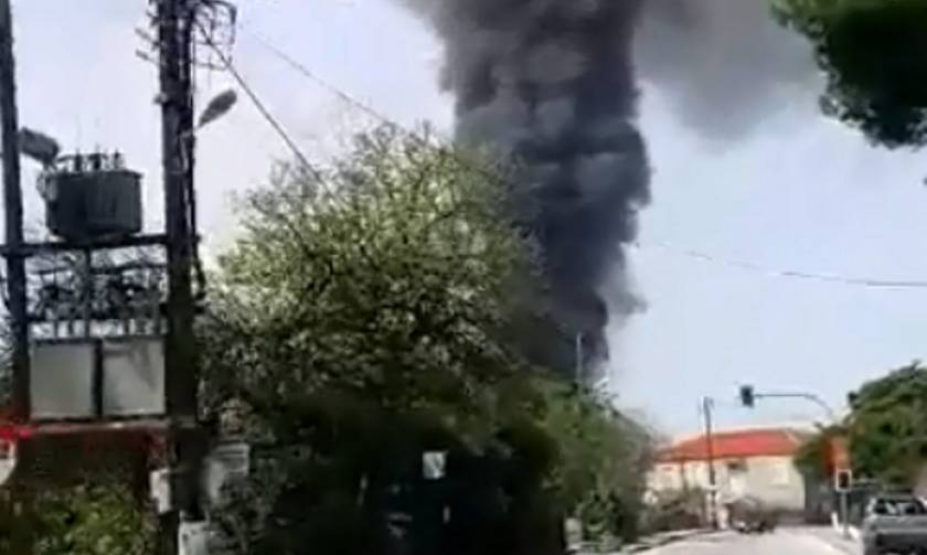 Αποκλειστικό βίντεο: Ένας νεκρός από πυρκαγιά σε εργοστάσιο έξω από το Βόλο