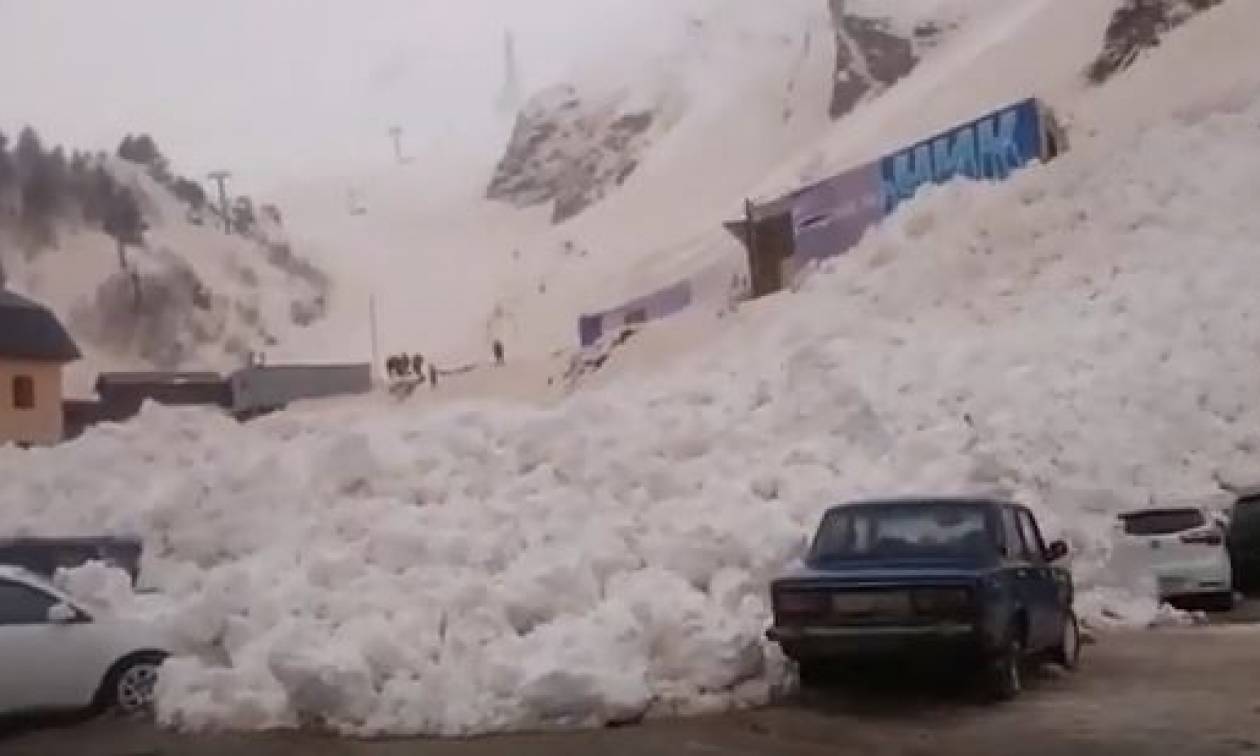 Τρομακτικό βίντεο: Η στιγμή που χιονοστιβάδα καταπλακώνει δεκάδες Ι.Χ.