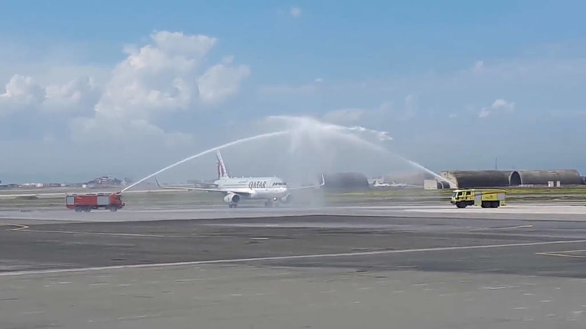 Με αψίδα νερού υποδέχτηκε την πρώτη πτήση της Qatar η Θεσσαλονίκη! (video+pics)