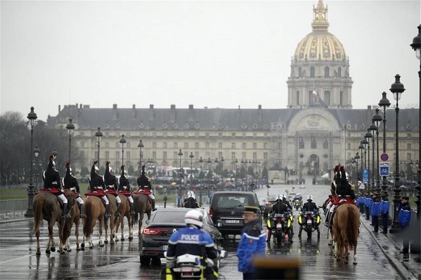 «Δάκρυσε» ο πλανήτης: Η Γαλλία αποχαιρέτησε τον ήρωα αξιωματικό Αρνό Μπελτράμ (vids+pics)