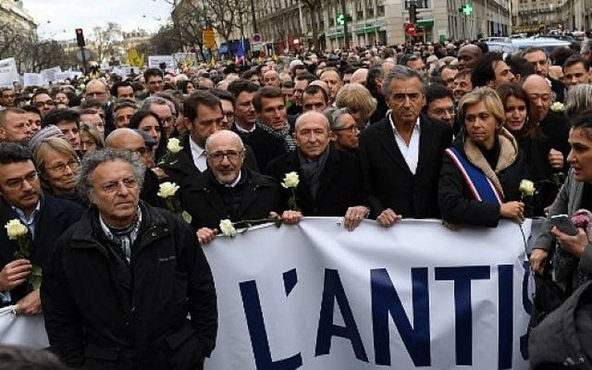 Γαλλία: Χιλιάδες πολίτες στη «Λευκή Πορεία» κατά του αντισημιτισμού (vids+pics)