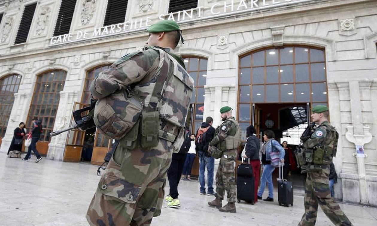 Συναγερμός στη Γαλλία: Αυτοκίνητο επιχείρησε να πέσει πάνω σε στρατιώτες