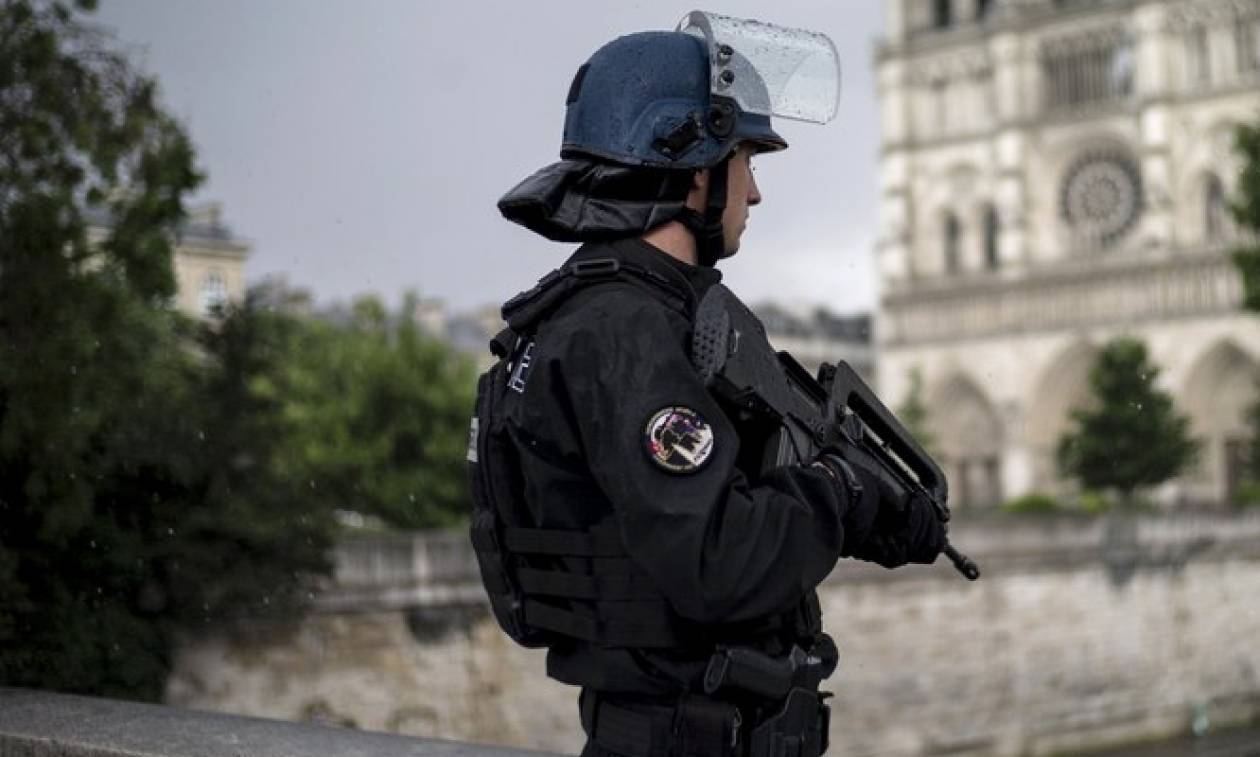 Γαλλία: Αυτοκίνητο έπεσε πάνω σε στρατιωτικούς - Δύο συλλήψεις