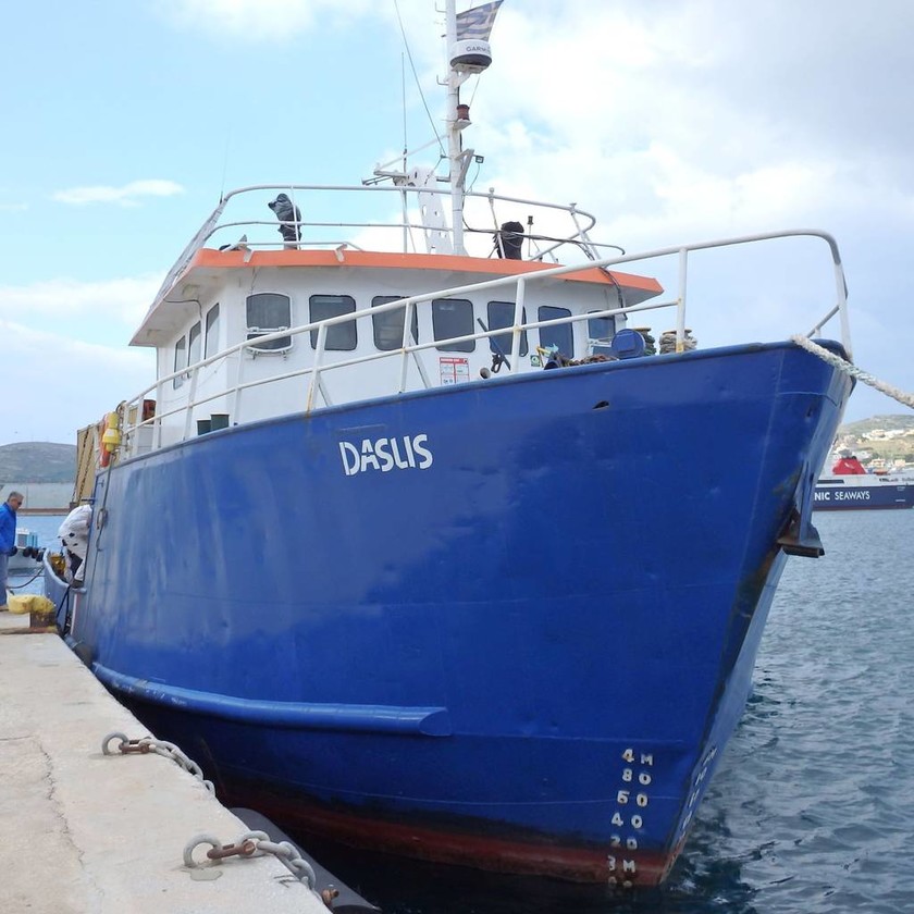 Σύρος: Πλοίο με «μηχανική βλάβη» έκρυβε εκατομμύρια λαθραία τσιγάρα (pics)