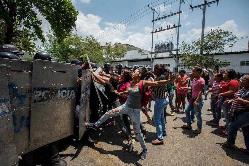 Εκτός ελέγχου η κατάσταση στη Βενεζουέλα: Η λίστα θανάτου από τη φωτιά σε αστυνομικό τμήμα μεγαλώνει