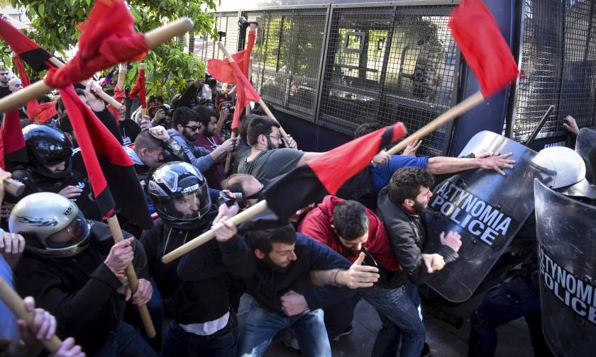 Πανεκπαιδευτικό συλλαλητήριο: Επεισόδια και χημικά στο κέντρο της Αθήνας (pics)