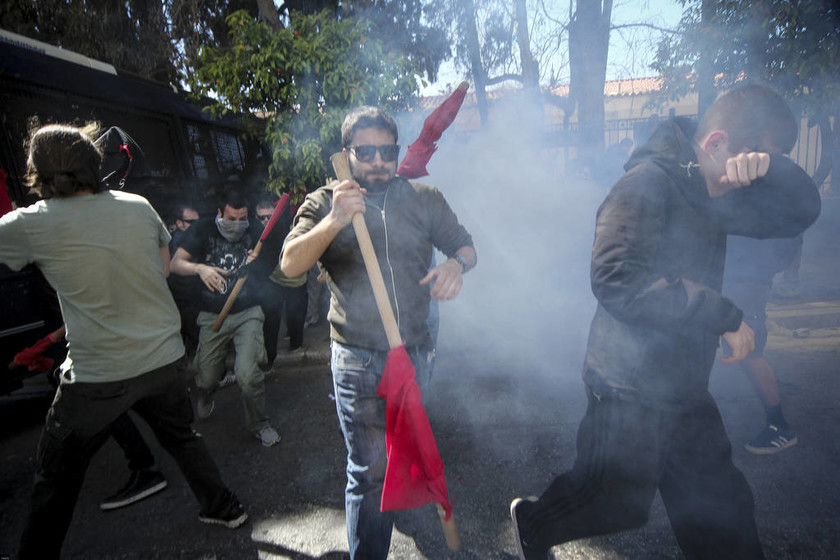Πανεκπαιδευτικό συλλαλητήριο: Ένταση ΤΩΡΑ στο κέντρο της Αθήνας