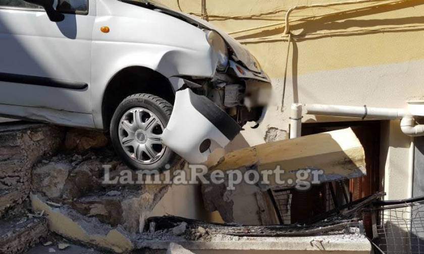 Απίστευτες εικόνες στη Λαμία: Αυτοκίνητο «καρφώθηκε» σε πολυκατοικία