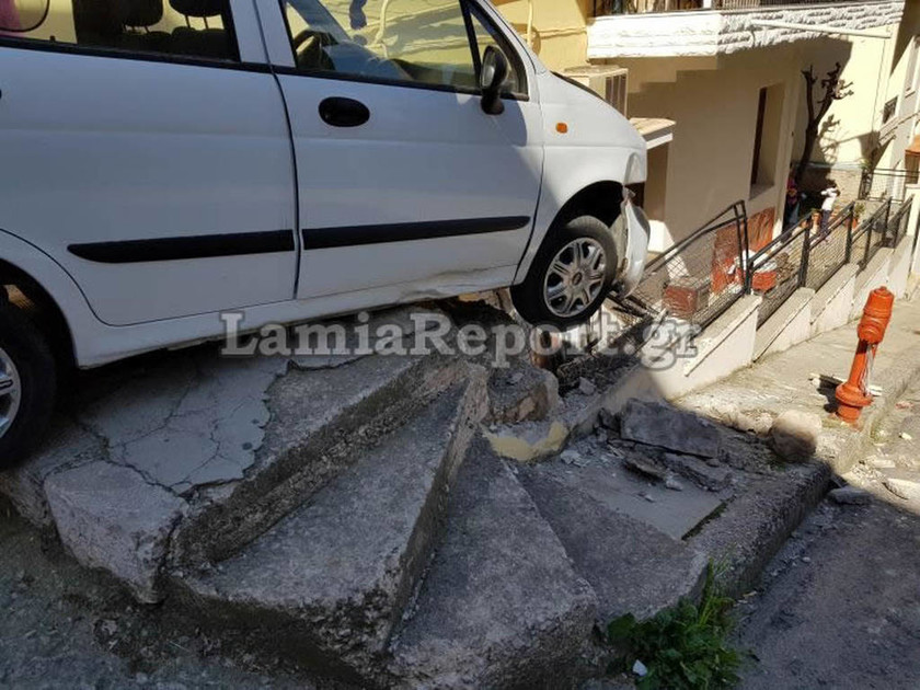 Απίστευτες εικόνες στη Λαμία: Αυτοκίνητο «καρφώθηκε» σε πολυκατοικία