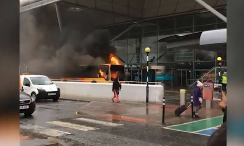 Βρετανία: Φωτιά σε λεωφορείο προκάλεσε πανικό στο αεροδρόμιο του Στάνστεντ (vids)