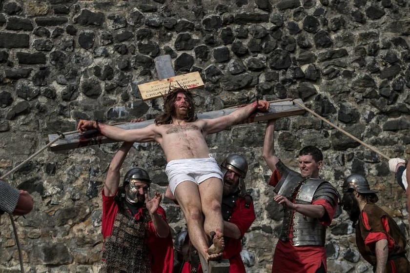 Συγκλονιστικές εικόνες: Η αναπαράσταση του Θείου Δράματος στο Πάσχα των Καθολικών