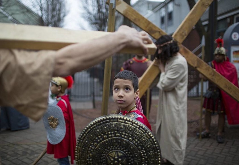 Συγκλονιστικές εικόνες: Η αναπαράσταση του Θείου Δράματος στο Πάσχα των Καθολικών