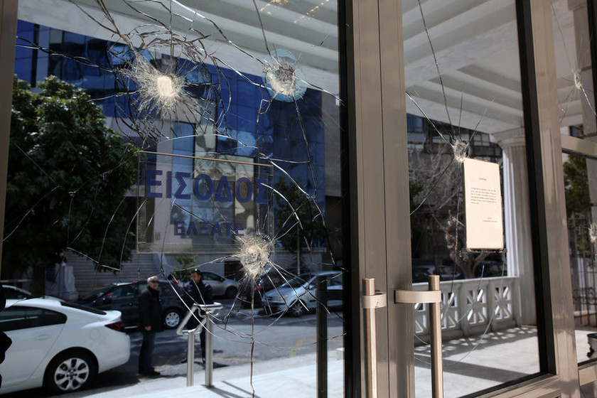 «Καταδρομική» επίθεση κουκουλοφόρων στο Διοικητικό Πρωτοδικείο Αθηνών (pics)