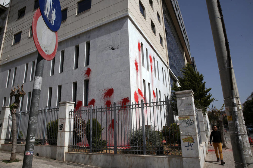 «Καταδρομική» επίθεση κουκουλοφόρων στο Διοικητικό Πρωτοδικείο Αθηνών (pics)