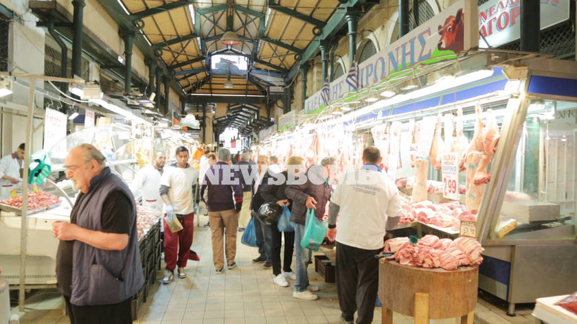 Το Newsbomb.gr στη Βαρβάκειο Αγορά: Οι κρεοπώλες ετοιμάζονται για το Πάσχα
