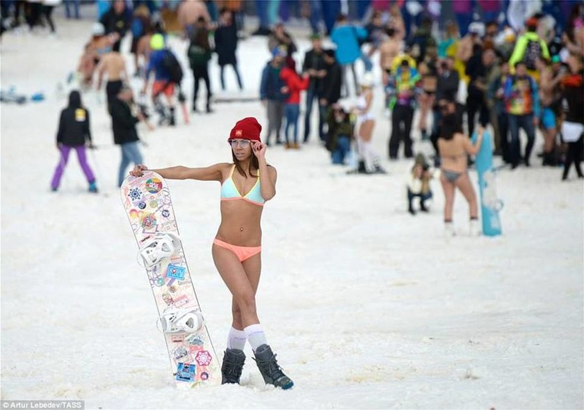 Ρωσίδες γδύθηκαν και επιχείρησαν να σπάσουν το Ρεκόρ Γκίνες κάνοντας σκι! (videos+pics)