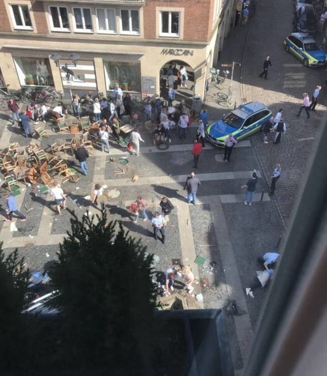 Τρόμος στη Γερμανία: Οι πρώτες φωτογραφίες από το Μύνστερ, όπου φορτηγό σκόρπισε το θάνατο