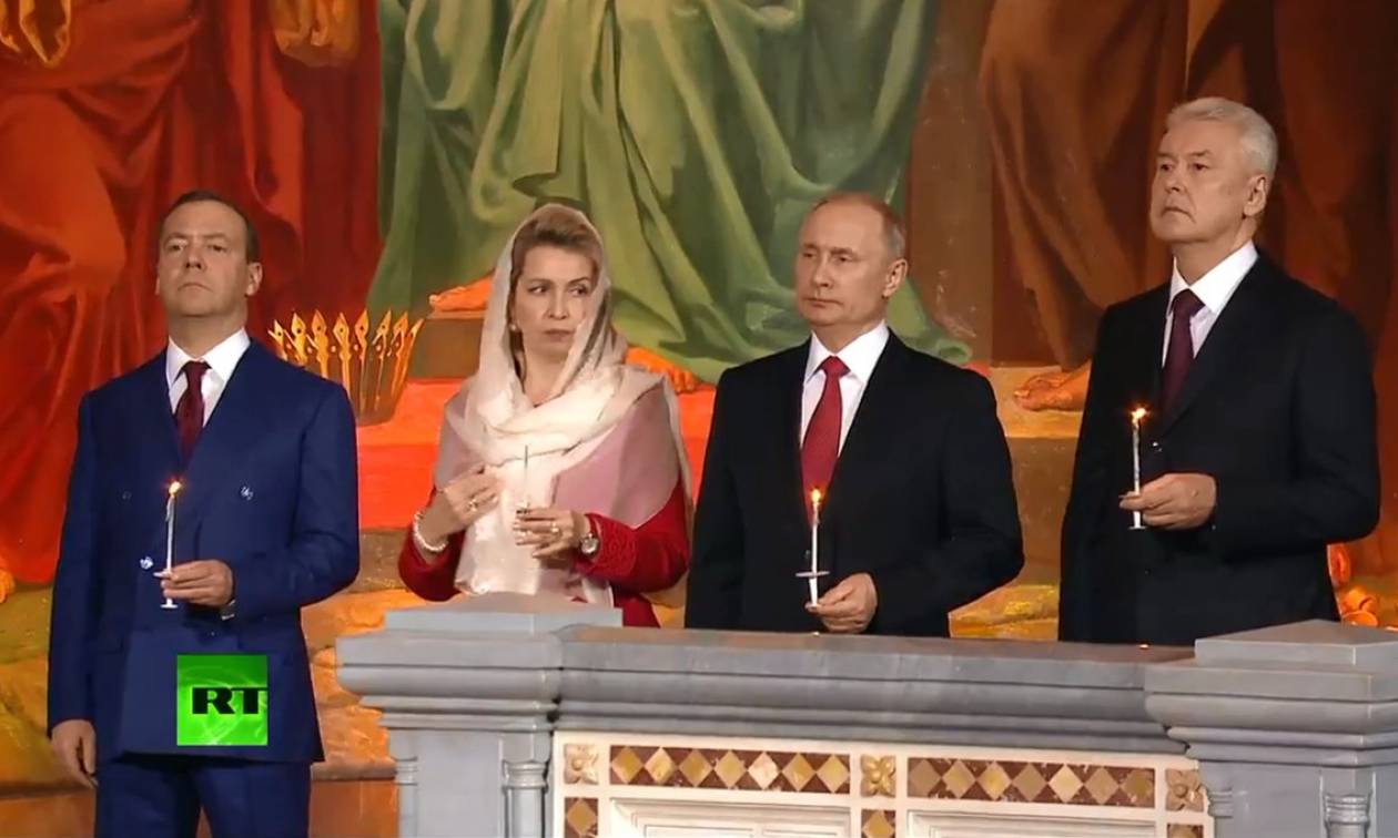 Χριστός Ανέστη: Με ευλάβεια και κατάνυξη Πούτιν και Μεντβέντεφ στην αναστάσιμη Θεία Λειτουργία (Vid)