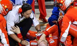 Σοκαριστικό ατύχημα στη Formula 1: Η Ferrari του Ραϊκόνεν έσπασε στα δύο πόδι μηχανικού (video)