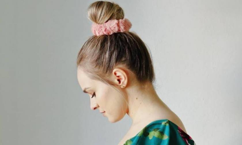 Τέσσερις διαφορετικοί τρόποι να χρησιμοποιήσεις το scrunchie στα μαλλιά σου