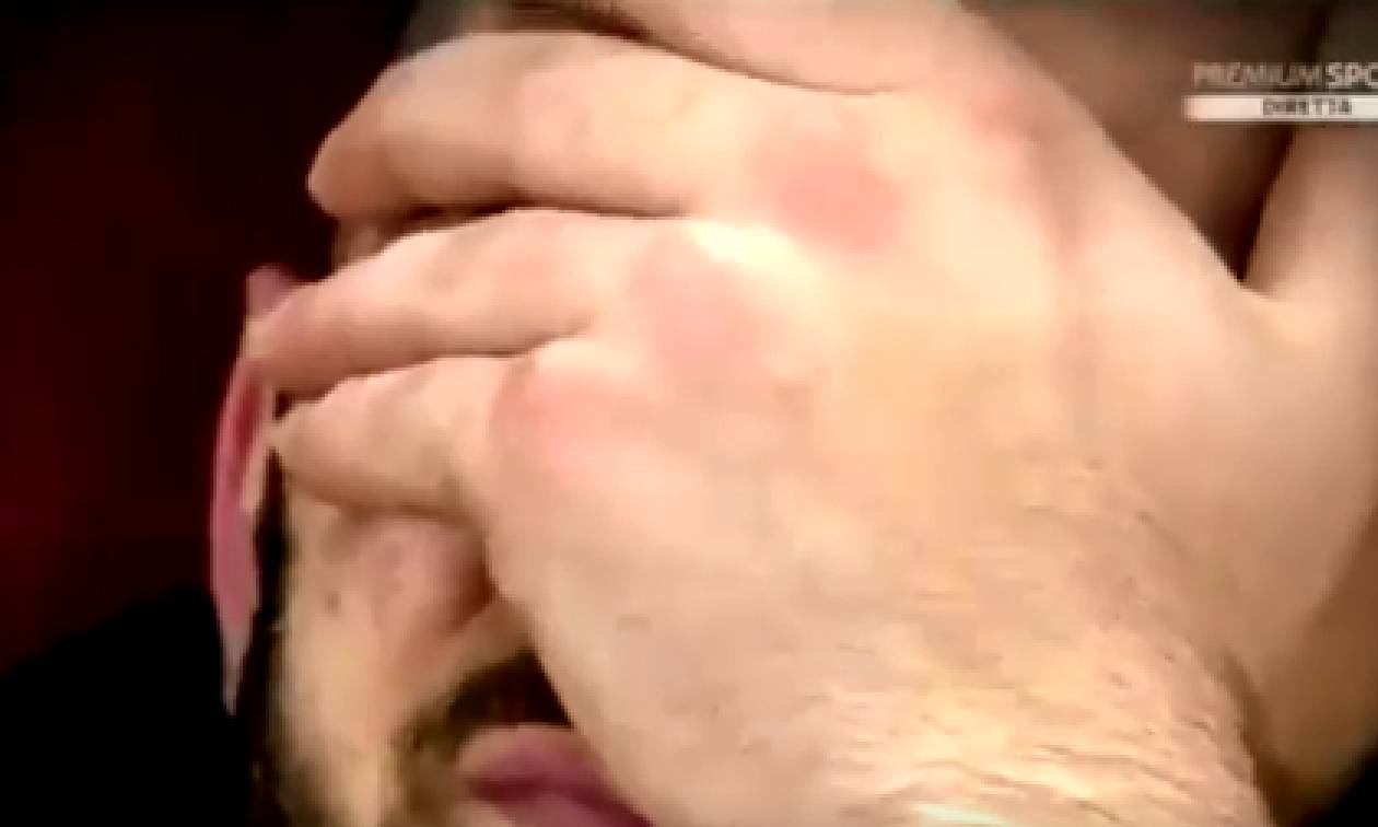 Συγκλονιστική στιγμή: Ο Κώστας Μανωλάς ξεσπάει σε δάκρυα στον πάγκο (vid)