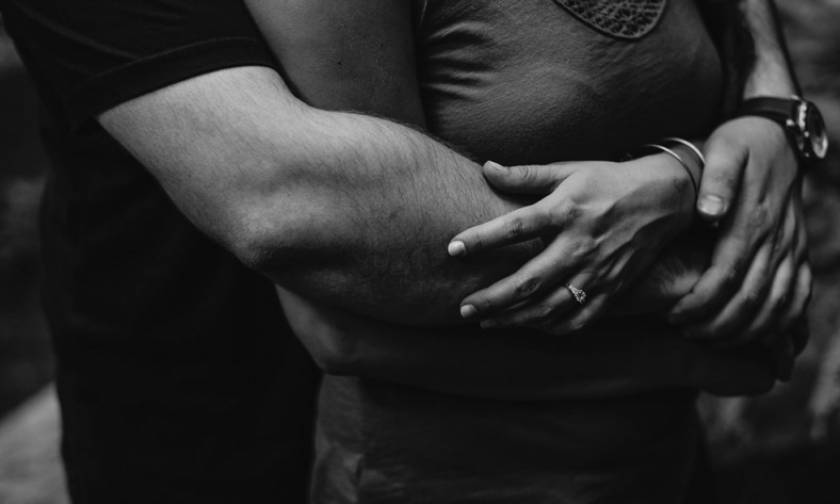 Σάλος στην Εύβοια: Η αγκαλιά που του στοίχισε… ακριβά