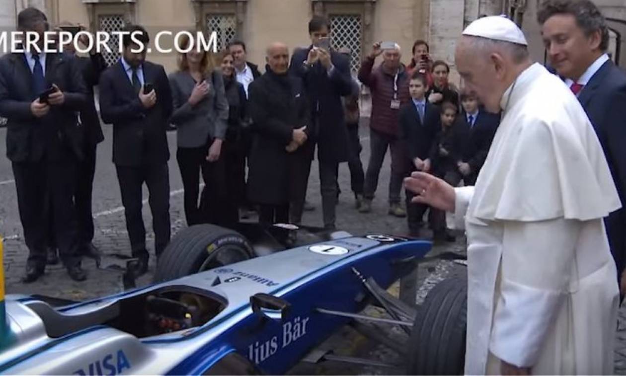 Ο Πάπας ευλόγησε μονοθέσιο αγωνιστικό για να αγωνιστεί στη Formula E (video)
