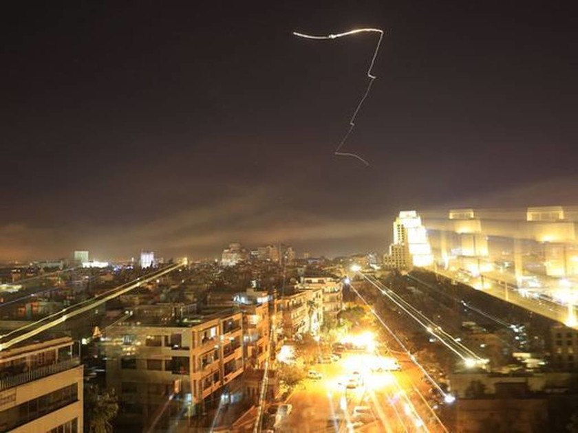 Για μια ολόκληρη ώρα βομβάρδιζαν τη Συρία ΗΠΑ, Βρετανία και Γαλλία  (pics)