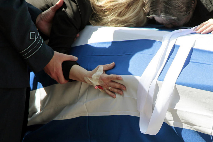 Γιώργος Μπαλταδώρος: Θρήνος και σπαραγμός στην κηδεία – Κατέρρευσε η σύζυγός του (photos) 