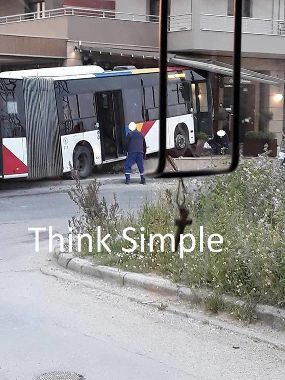 Εικόνες – σοκ στη Θεσσαλονίκη: ΙΧ συγκρούστηκε με αστικό λεωφορείο - Τέσσερις τραυματίες