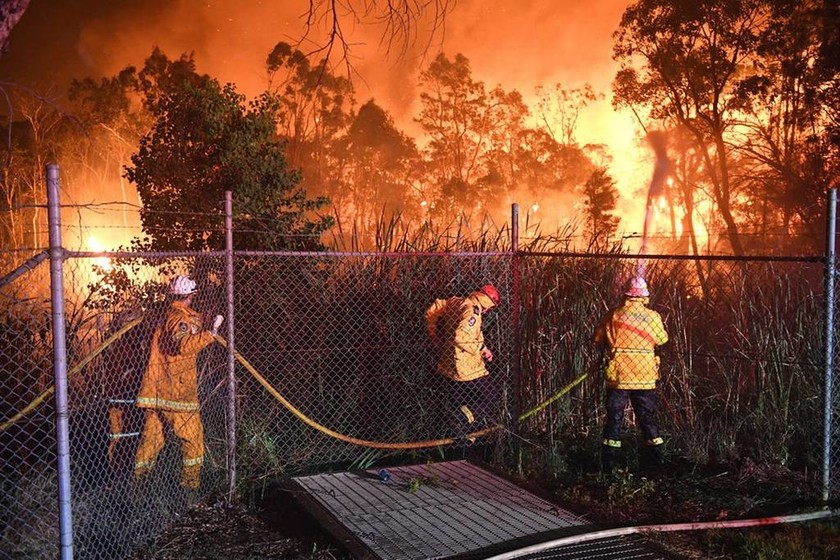 Αυστραλία: Μεγάλη δασική πυρκαγιά απειλεί σπίτια στα προάστια του Σίδνεϊ (pics)