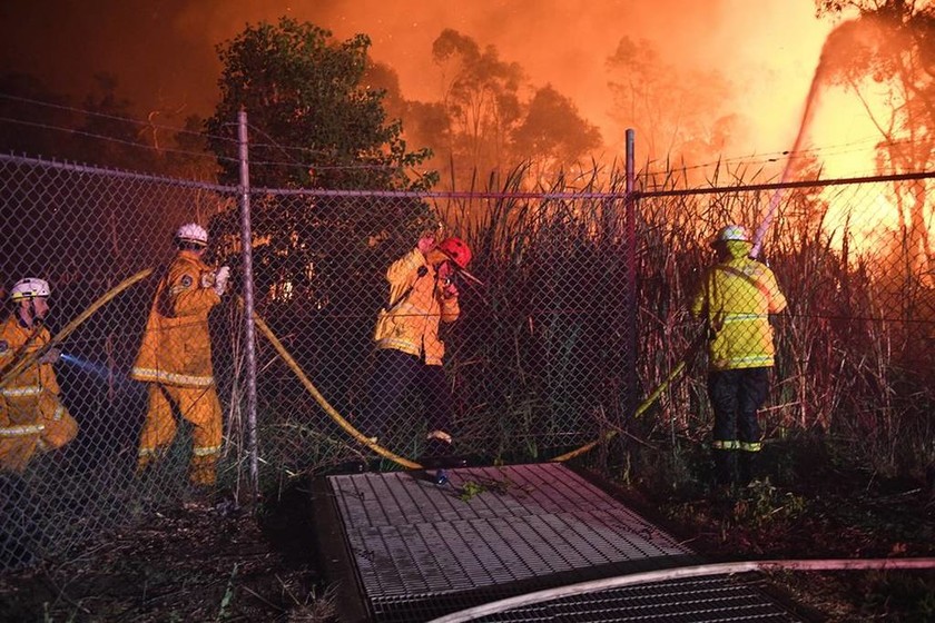 Αυστραλία: Μεγάλη δασική πυρκαγιά απειλεί σπίτια στα προάστια του Σίδνεϊ (pics)