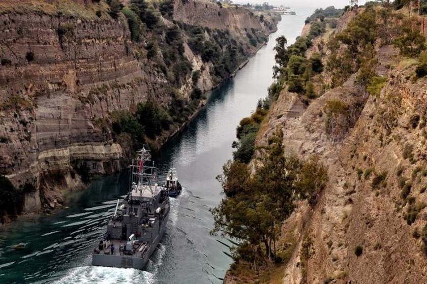 Toυρκικό πολεμικό πλοίο πέρασε από τον Ισθμό Κορίνθου: Δείτε το βίντεο – ντοκουμέντο