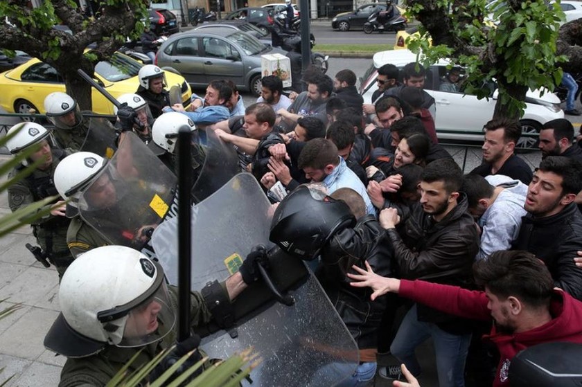 Επεισόδια στο κέντρο της Αθήνας κατά τη διάρκεια του αντιπολεμικού συλλαλητηρίου