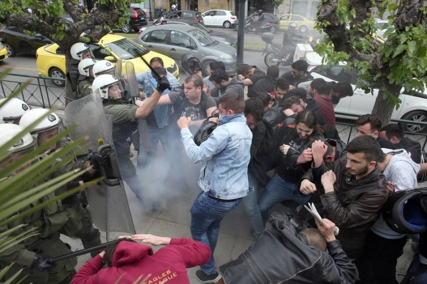 Επεισόδια στο κέντρο της Αθήνας κατά τη διάρκεια του αντιπολεμικού συλλαλητηρίου