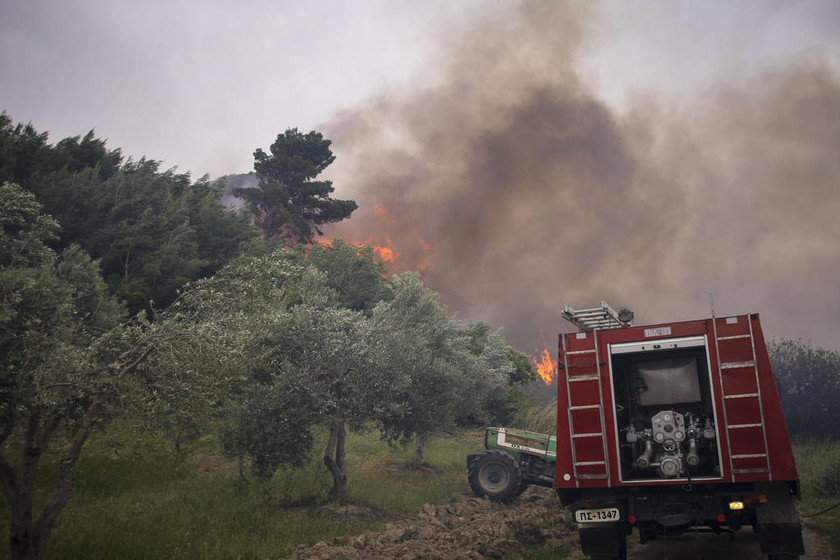 Φωτιά - Ηλεία: Συνεχίζεται η «μάχη» με τις φλόγες - Βελτιωμένη η κατάσταση στη Φρίξα (pics&vids)