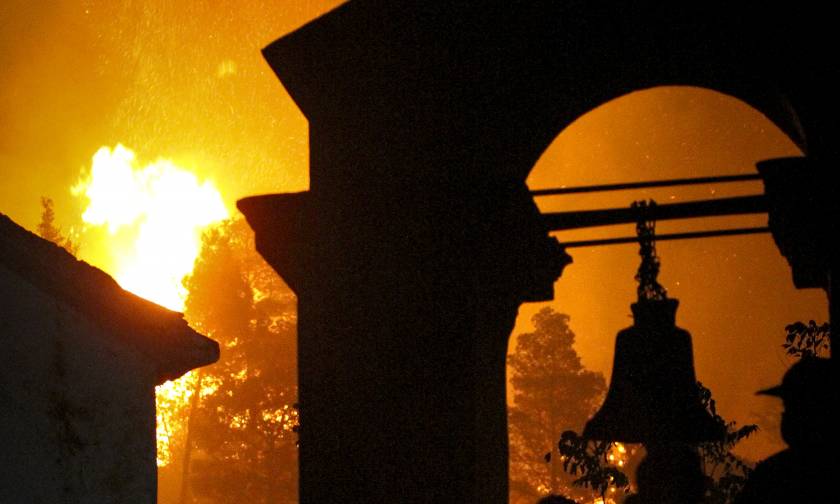 Ηλεία: Νέα αναζωπύρωση της φωτιάς στη Φρίξα - Δίνουν «μάχη» οι πυροσβέστες (pics&vids)