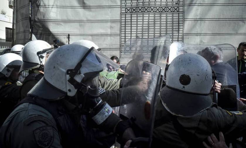 Βίντεο: Διαδηλωτής ξυλοκοπά αστυνομικό της ΥΜΕΤ στη Θεσσαλονίκη