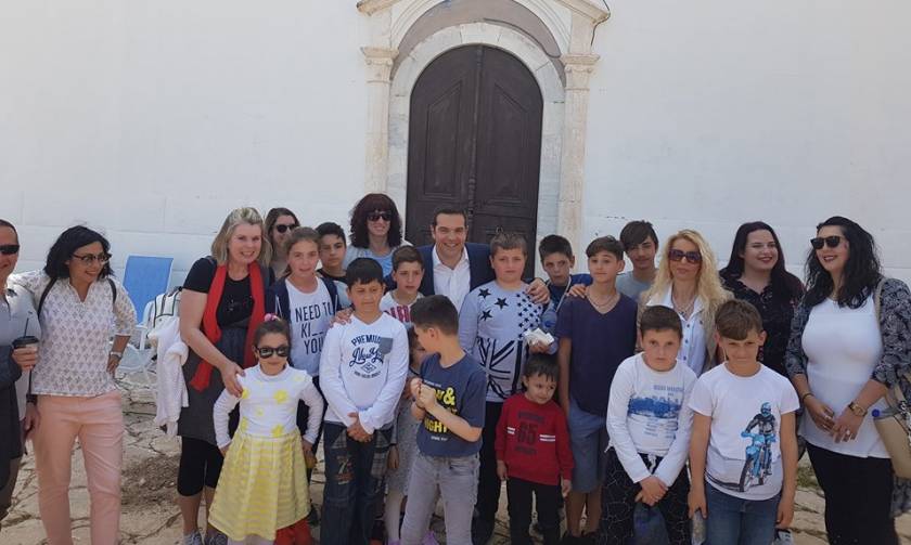 Ο Αλέξης Τσίπρας με τα παιδιά του Καστελλόριζου (pics)