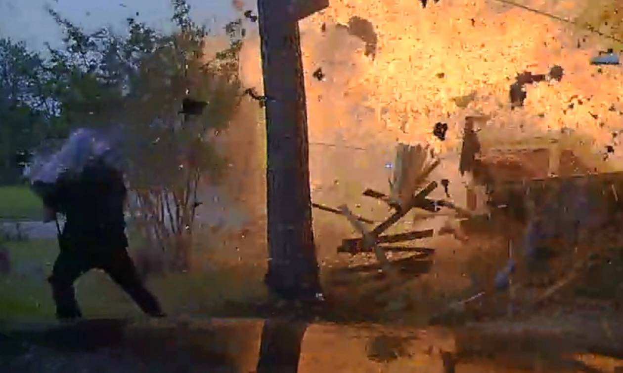 Βίντεο ΣΟΚ: Σύγκρουση αυτοκινήτου με σπίτι πυροδοτεί ισχυρή έκρηξη – Στις φλόγες πέντε αστυνομικοί