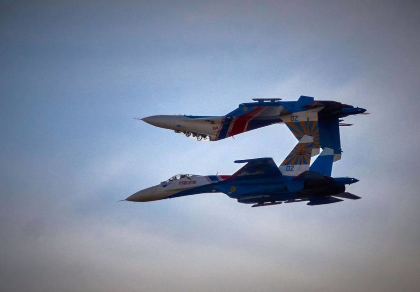 Οι Ρώσοι Ιππότες: Κόβουν την ανάσα ακροβατώντας στον αέρα - Δείτε συγκλονιστικές φωτογραφίες