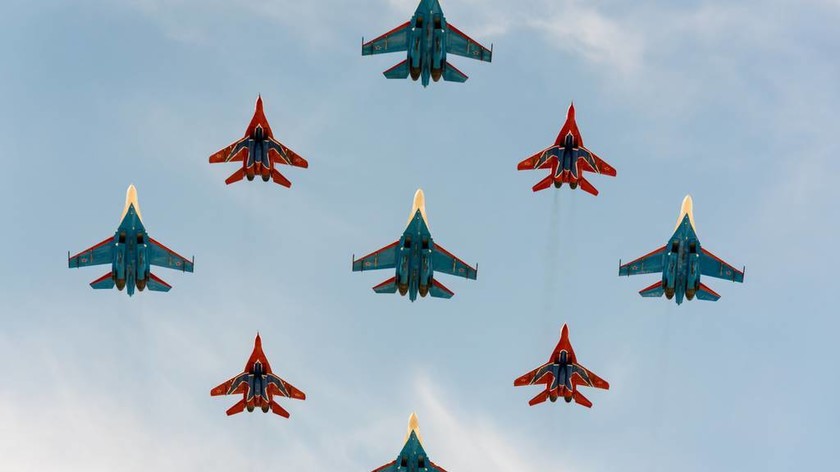 Οι Ρώσοι Ιππότες: Κόβουν την ανάσα ακροβατώντας στον αέρα - Δείτε συγκλονιστικές φωτογραφίες