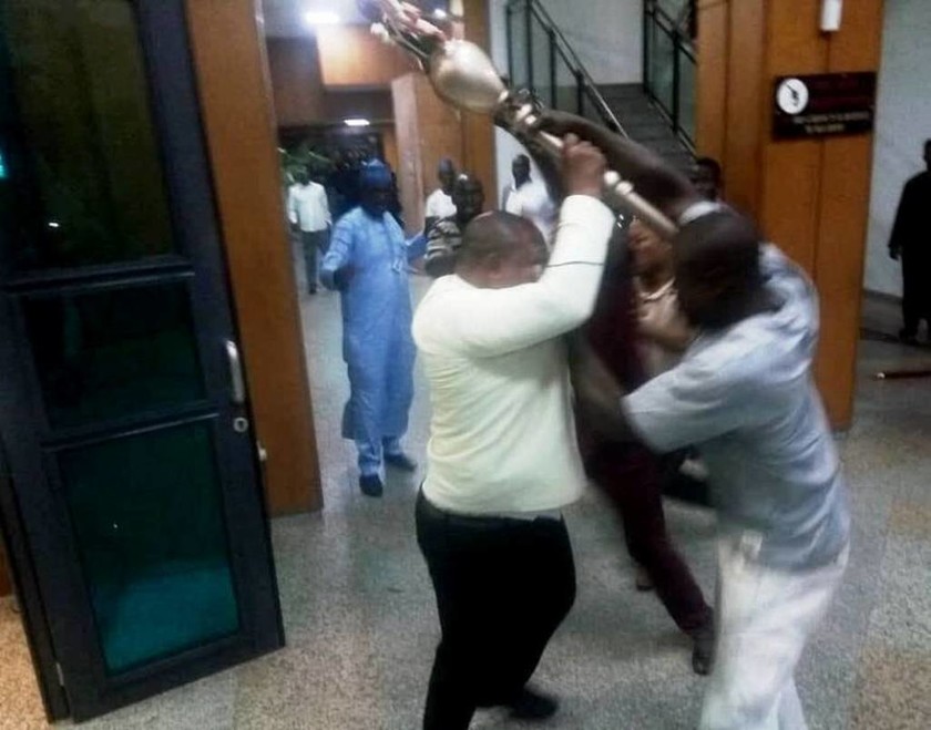 Σκηνές ΣΟΚ: Εισέβαλαν στη Βουλή κι έκλεψαν το σκήπτρο της Γερουσίας μπροστά στα έκπληκτα μάτια όλων