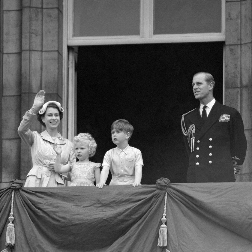 Η Βρετανία γιορτάζει τα γενέθλια της βασίλισσας Ελισάβετ: Δείτε σπάνιες φωτογραφίες από τη ζωή της