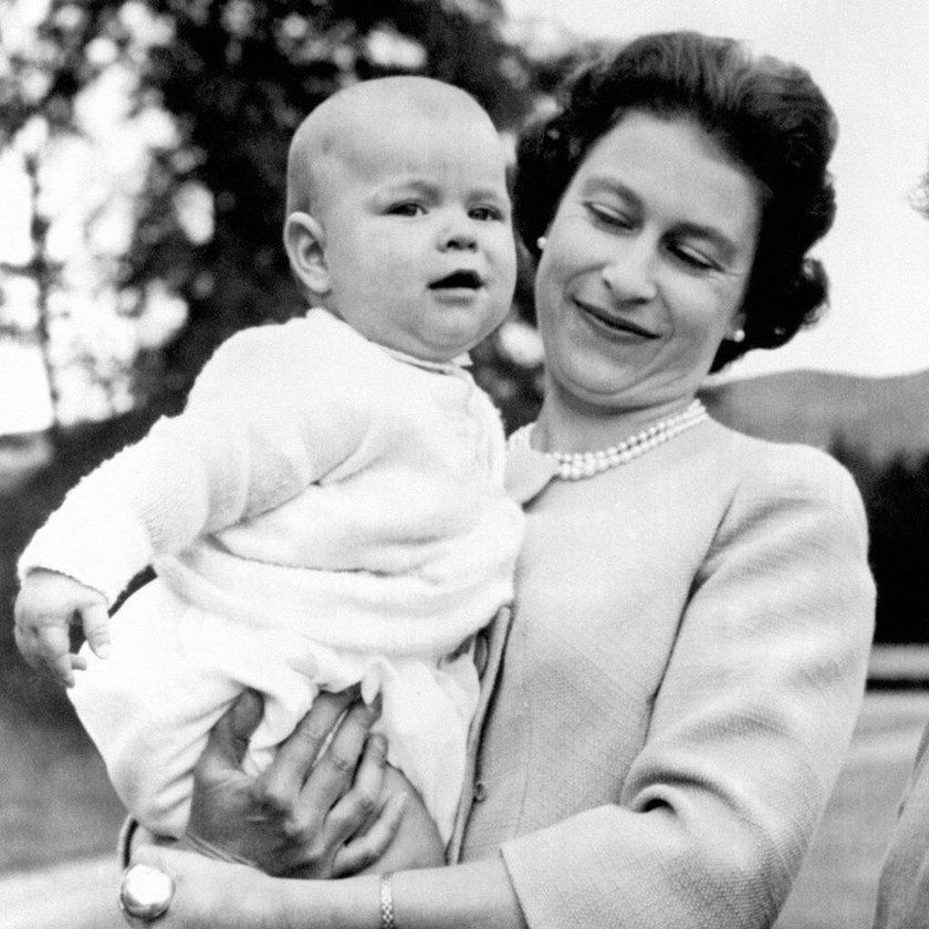 Η Βρετανία γιορτάζει τα γενέθλια της βασίλισσας Ελισάβετ: Δείτε σπάνιες φωτογραφίες από τη ζωή της