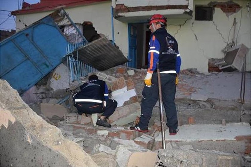 Τουρκία: Εικόνες καταστροφής μετά το σεισμό των 5,2 Ρίκτερ - Τους 39 έφτασαν οι τραυματίες (vid+pic)