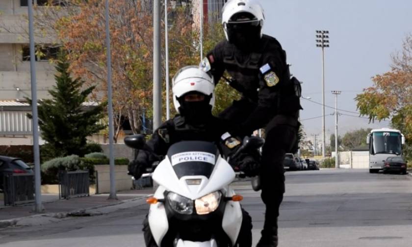 Πολύ σκληρές εικόνες: Αστυνομικοί της ΔΙΑΣ σώζουν έγκυο γυναίκα από τροχαίο! (pics)